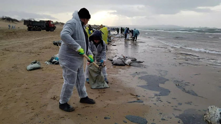 Мазутна пляма в Чорному морі: очищення затягнеться до 10 років