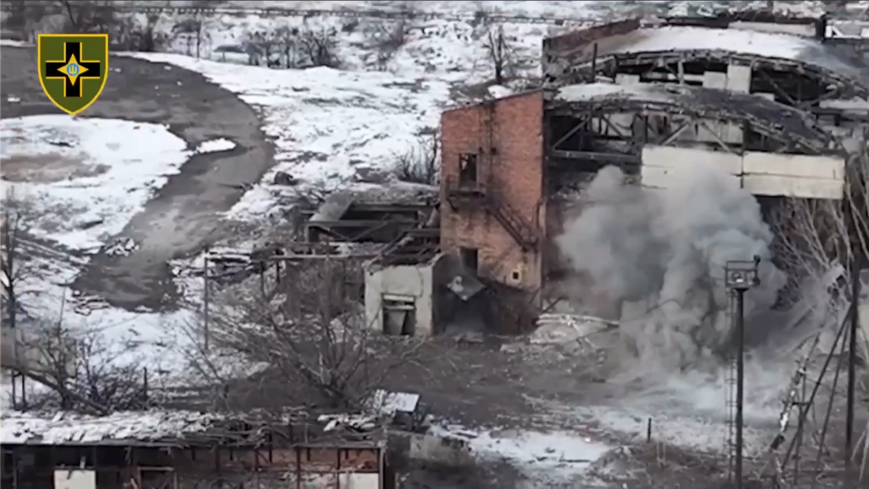 Ukrainian Tank Obliterates Russian Forces Sheltering in Building – Caught on Video