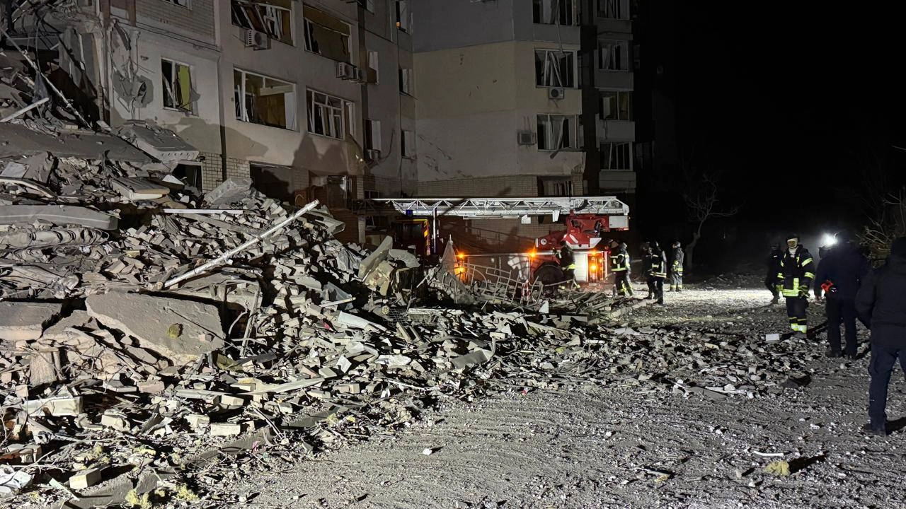 Russian Glide Bomb Hits Apartment Building in Kherson, Several Floors Destroyed