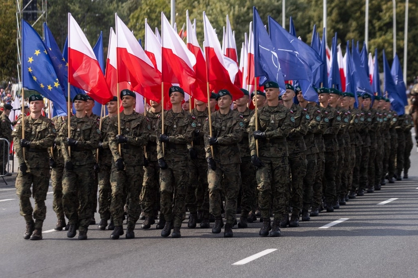 Most Poles Support Idea of Joint EU Military, Poll Shows