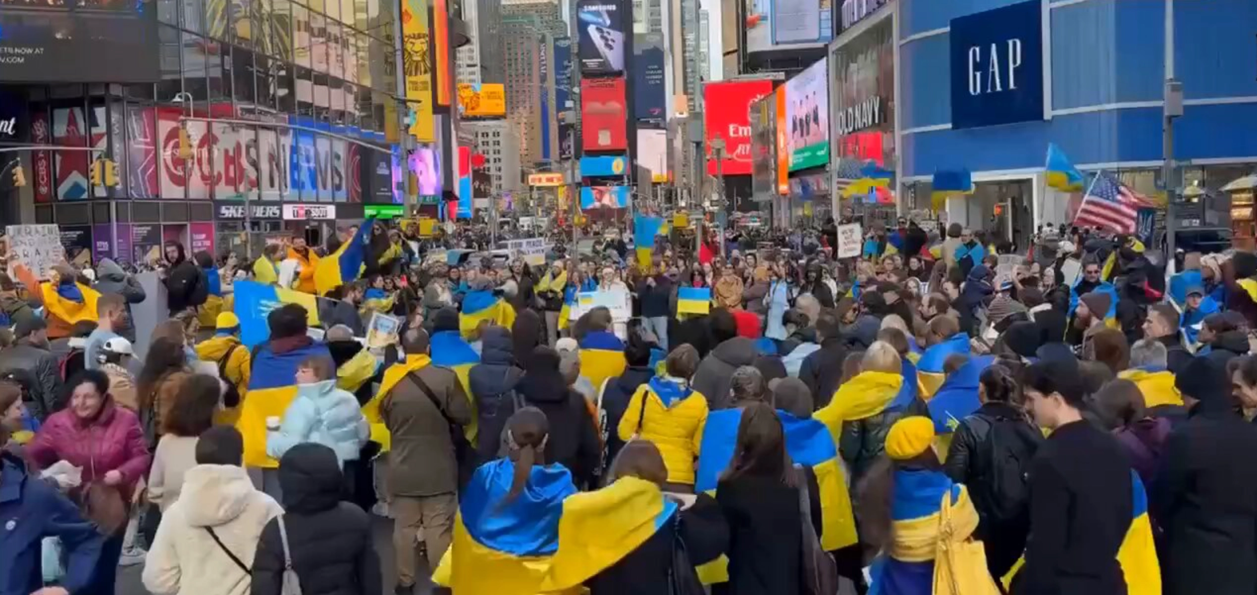 Українці за кордоном вийшли на мітинги після суперечки Трампа та Зеленського