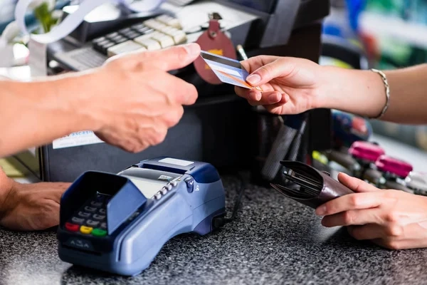 В умовах війни українці надають перевагу безготівковим розрахункам - НБУ