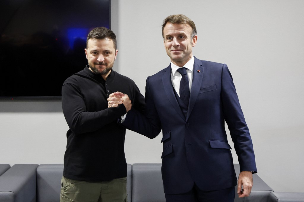 Zelensky Discusses Mirage Pilot Training, Air Defense Systems With Macron