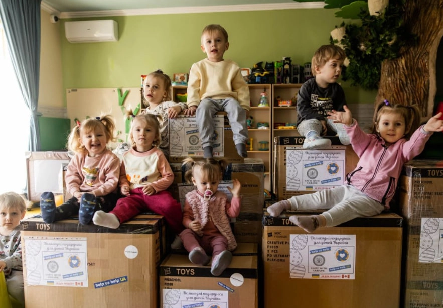Help Us Help разом з СКУ подарували іграшки дітям України на Великдень