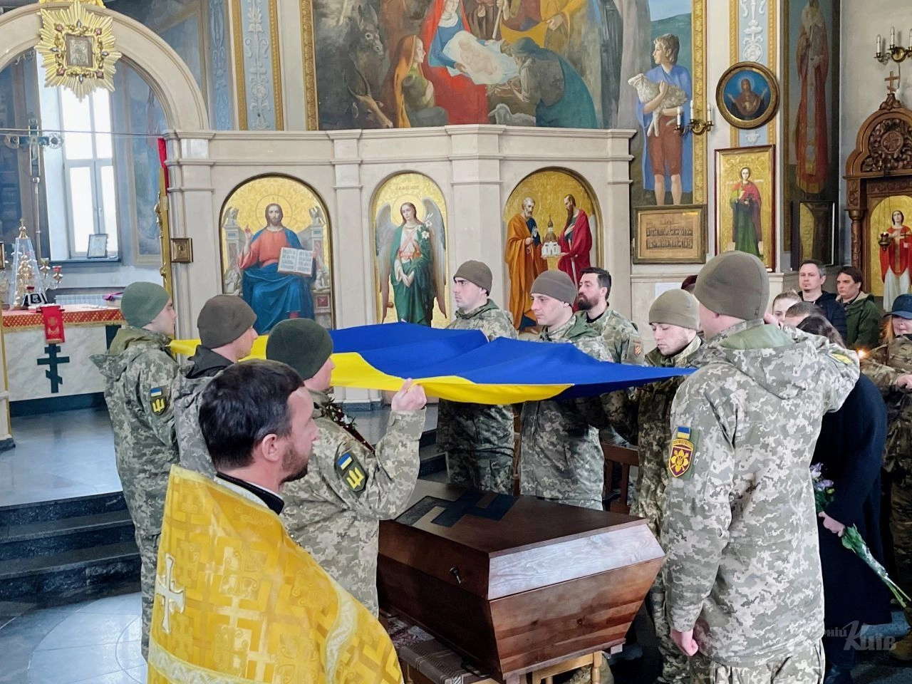 Dmytro’s brothers-in-arms draped his coffin with the national flag / Photo: Vechirniy Kyiv