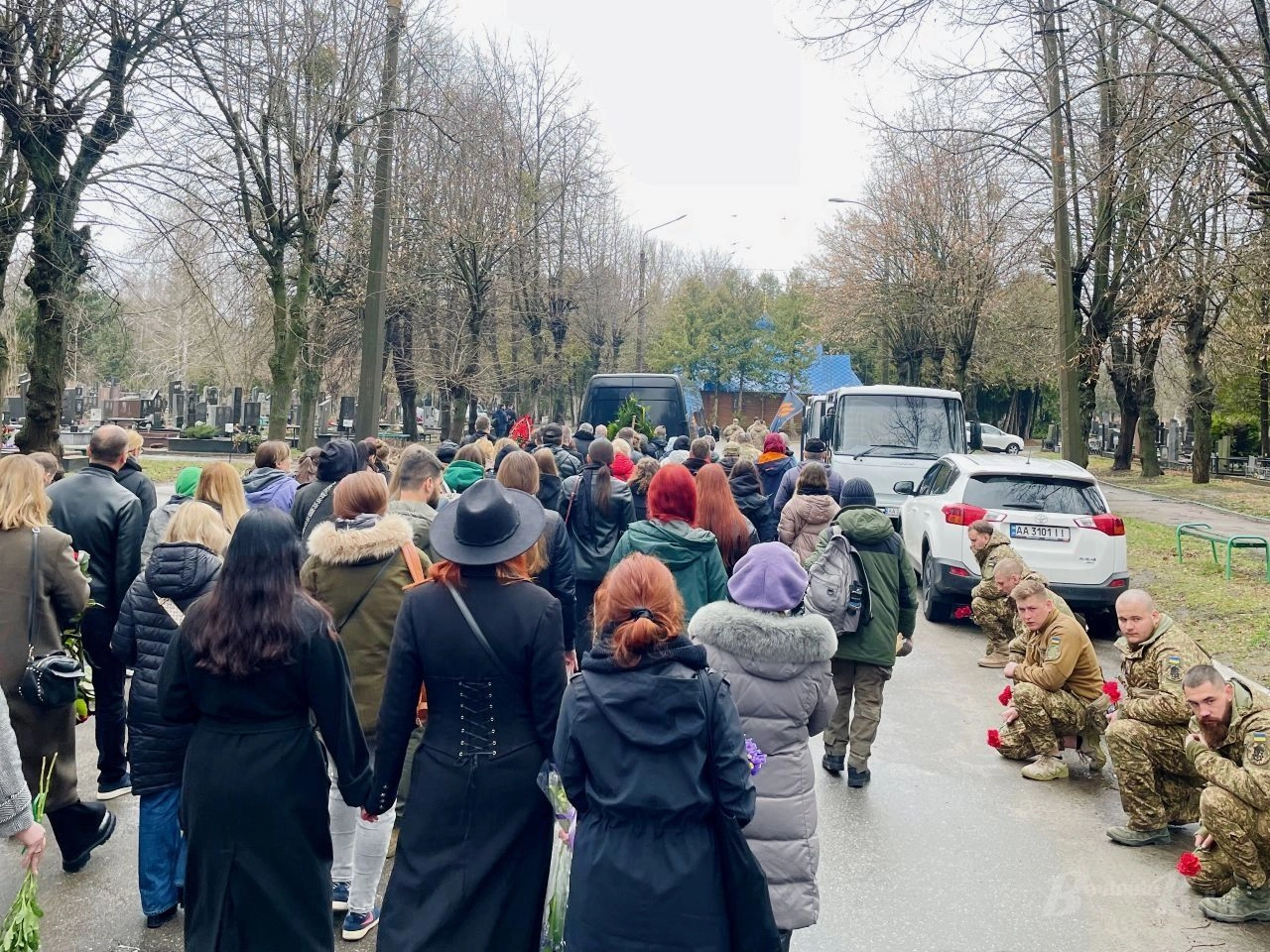 Dmytro’s relatives, friends, colleagues, and comrades on their way to the burial site / Photo: Vechirniy Kyiv
