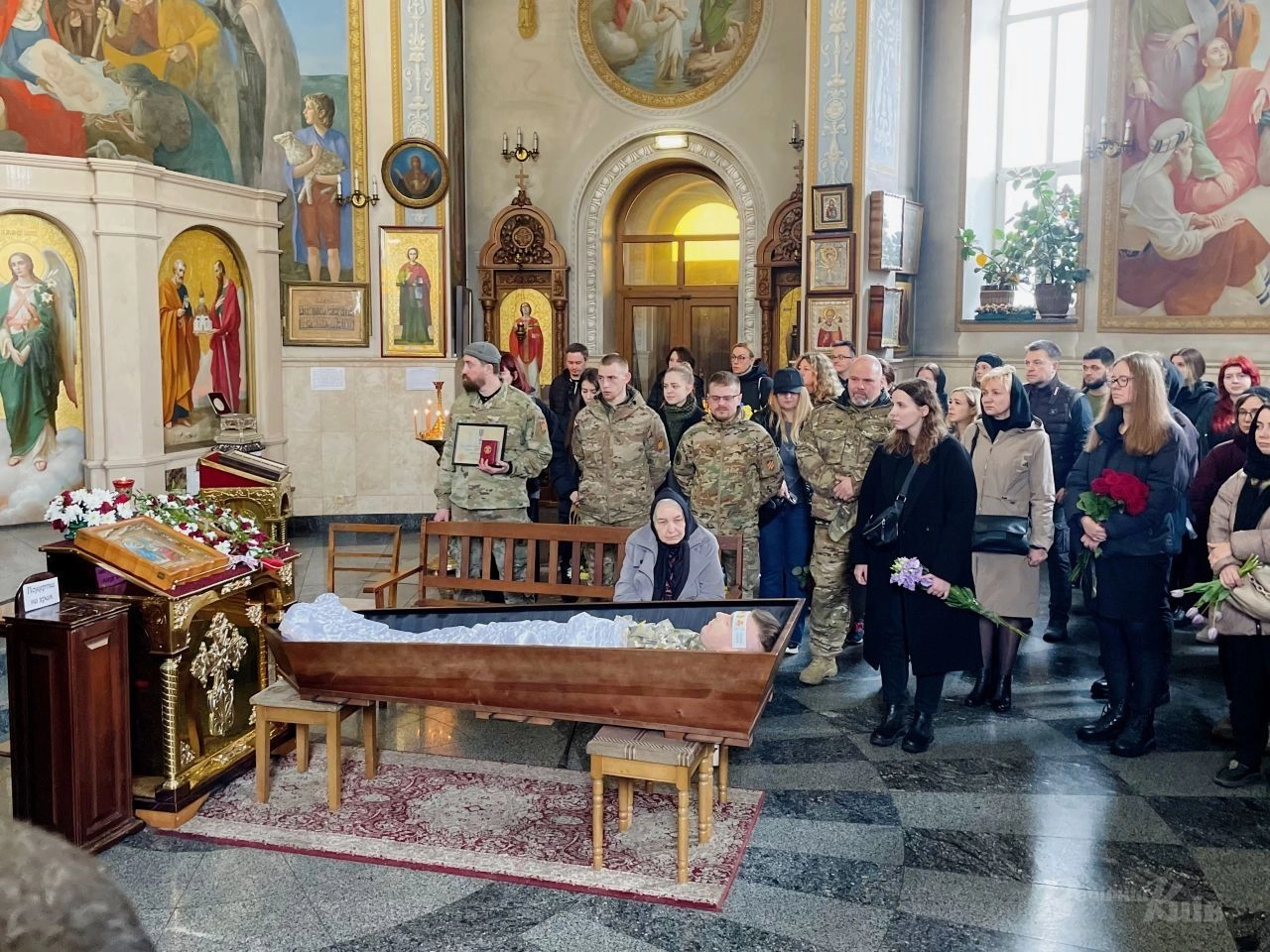 Mother Hanna Semenivna next to the coffin / Photo: Vechirniy Kyiv