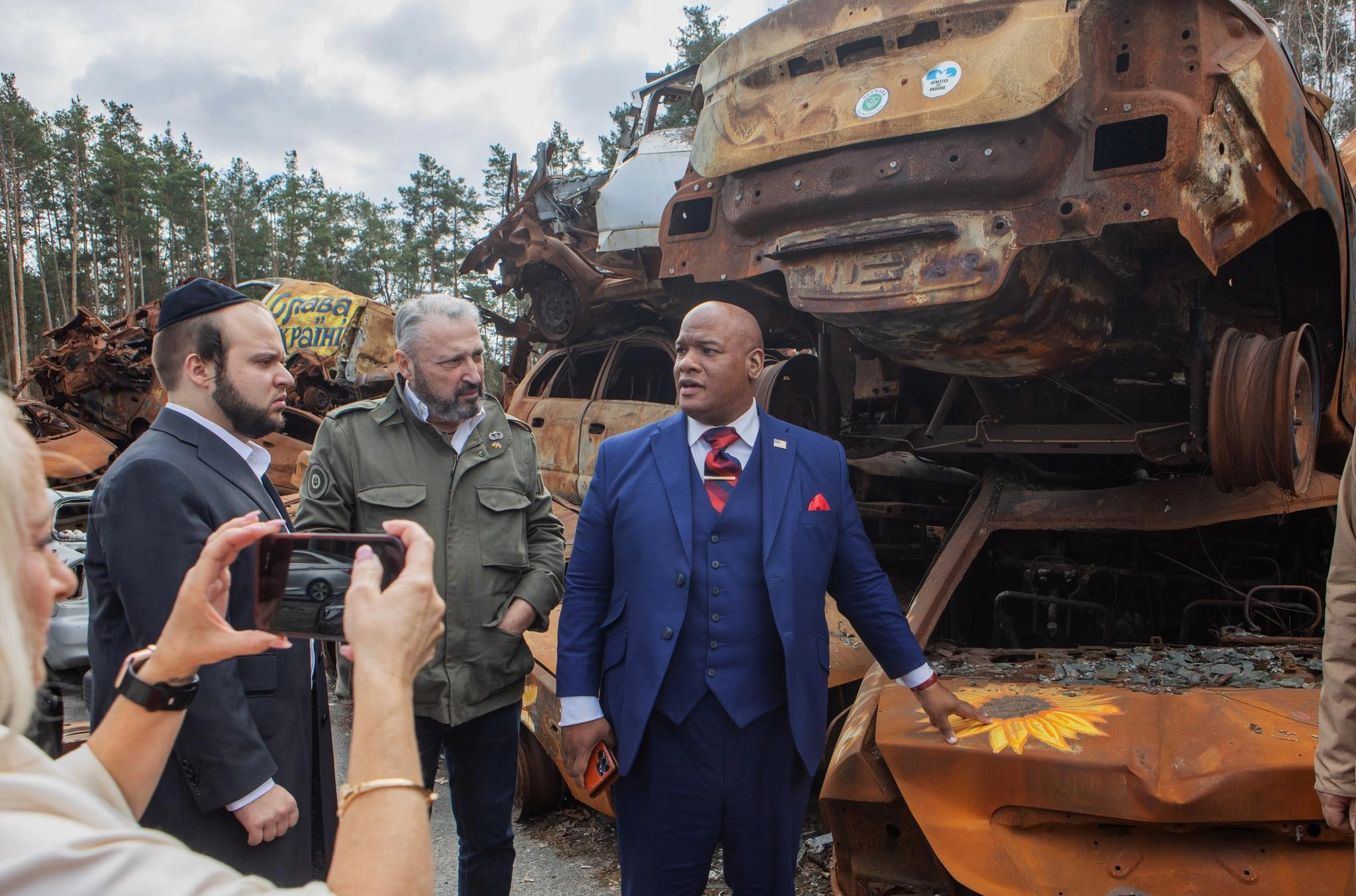 Trump’s Spiritual Advisor Visits Ukraine, Shocked by Scenes in Bucha, Irpin