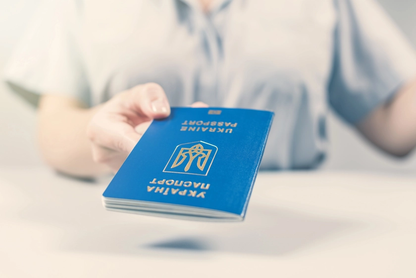 Всі українські чоловіки тепер зможуть оформити паспорт за кордоном
