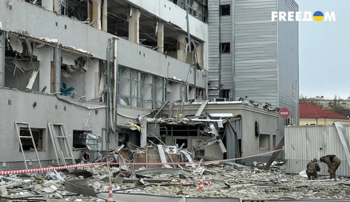 Внаслідок атаки у Києві пошкоджений офіс каналів українського іномовлення