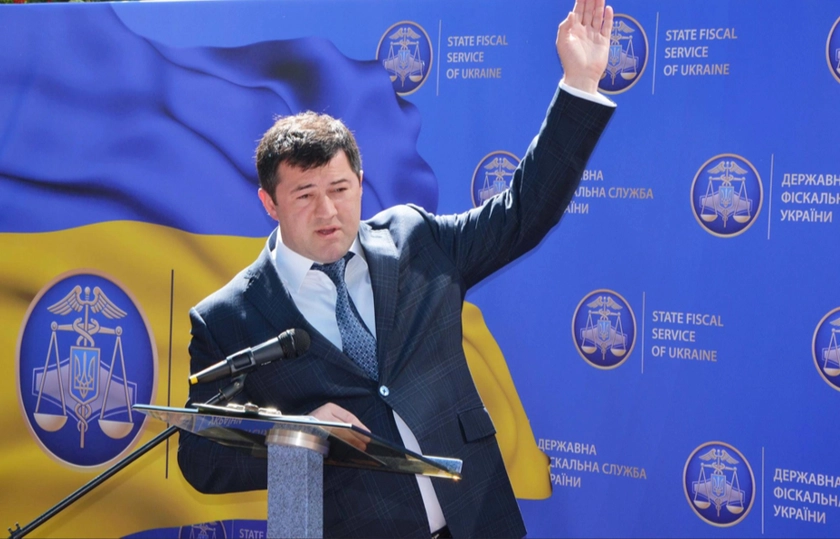 Scandal Deepens as Former Taxman (De)Mobilized During Corruption Trial