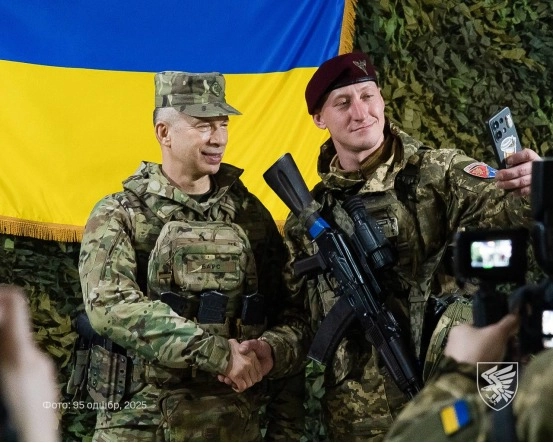 Cocky 95th Air Assault Brigade Trooper (R) takes advantage of an awards ceremony (bravery in action medal) to grab a selfie with Ukraine army commander General Oleksandr Syrsky (L). Image published on Syrsky's information feeds.