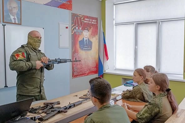 Росіяни роблять зі шкіл та університетів на ТОТ центри військового вишколу
