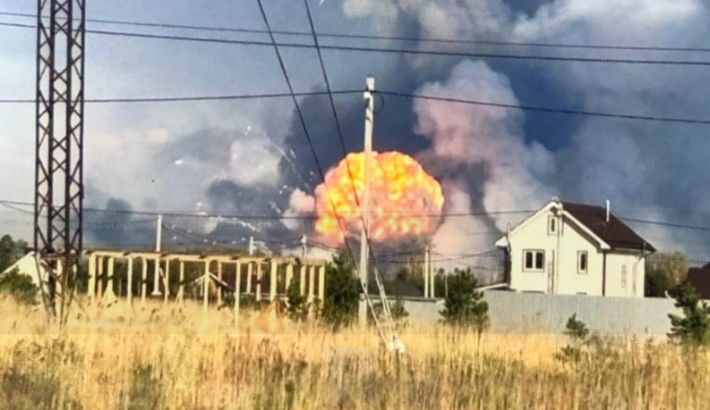 У Росії палає один із найбільших складів боєприпасів
