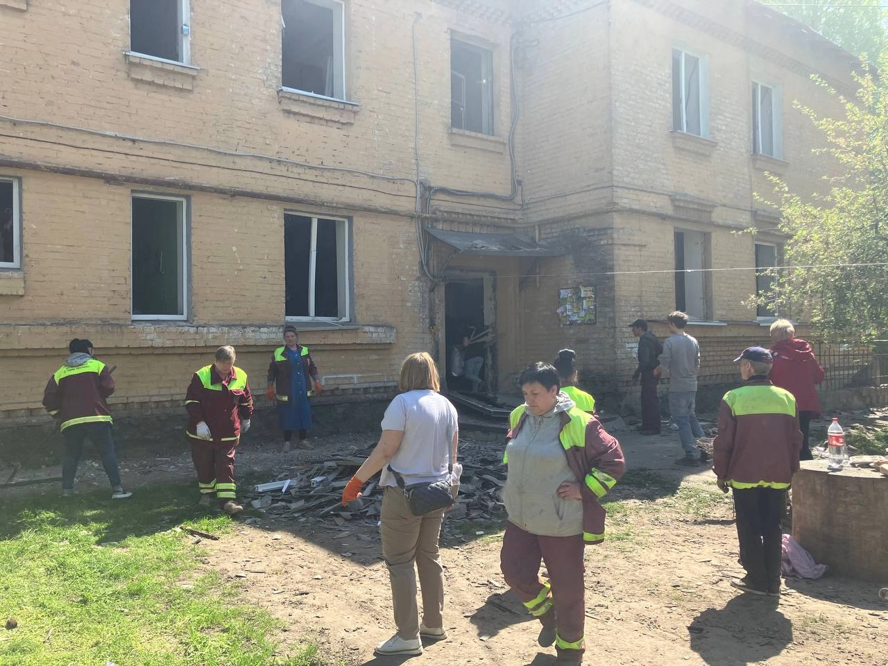 In total, more than ten buildings were damaged, in the area necessitating assistance for hundreds of people. While rescuers and investigators continue to work at the site, public utility workers are actively addressing the aftermath. Repairs to windows and balconies have already begun, and residents have been provided with food and water. Gas supply to homes has also been restored.