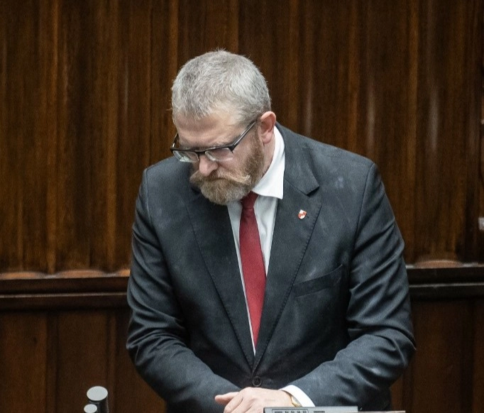 У Польщі зірвали з мерії прапор України на акції антиукраїнського кандидата в президенти