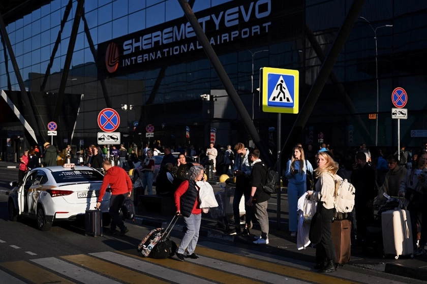 Chaos in Russian Skies: Drone Attacks Paralyze Airports, Ground Over 500 Flights, Leave Thousands Stranded