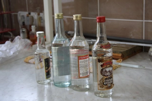 ‘They Drive Tanks for Vodka’ – Intercept Reveals Drunk Russian Troops Terrorizing Border Village