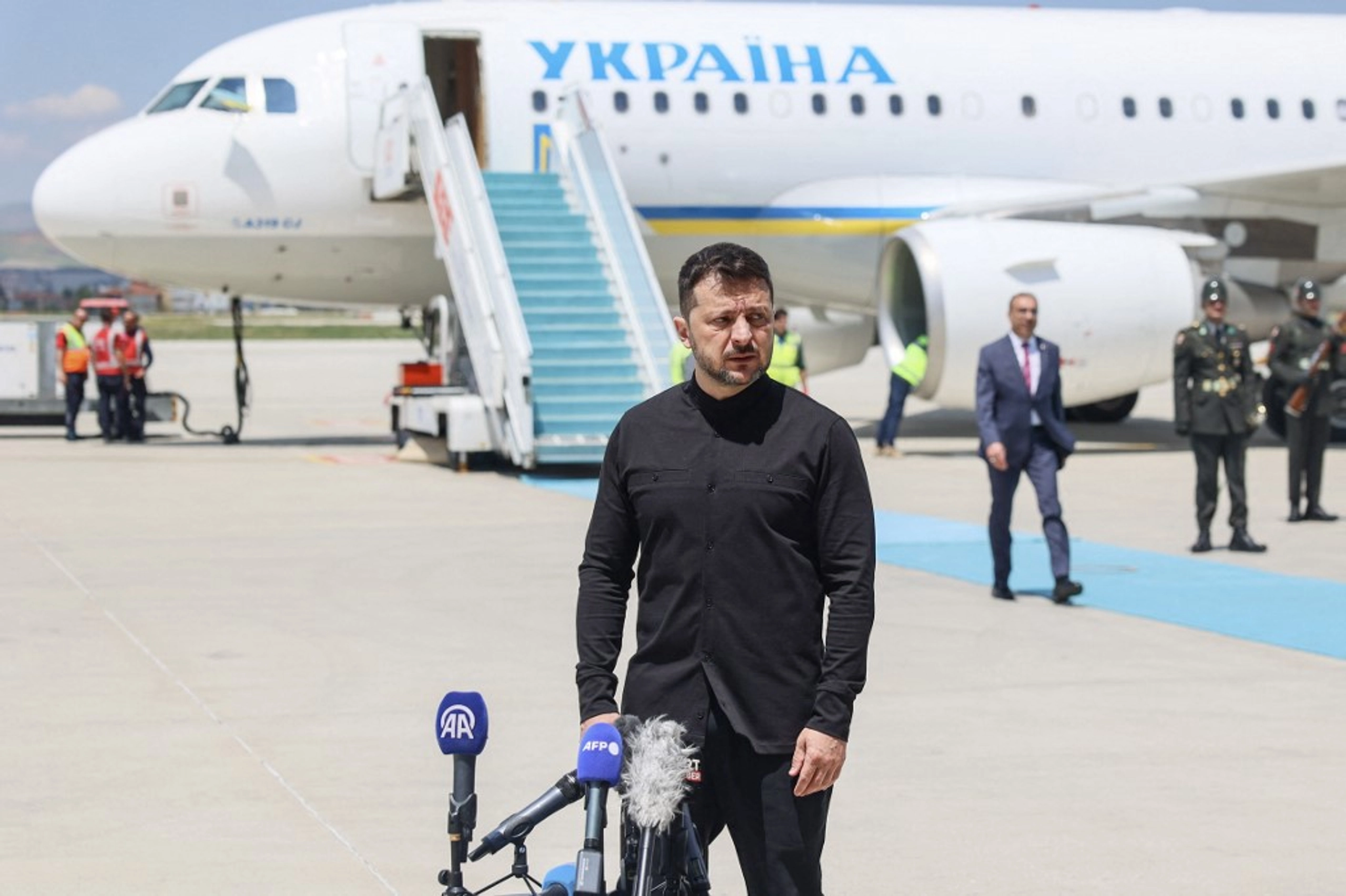 Zelensky Slams Russian Delegation as ‘Sham’ Ahead of Direct Talks Upon Arrival in Ankara