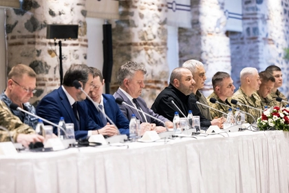 Russia-Ukraine Delegations Use Interpreter in Istanbul Talks as Zelensky Warns of ‘Theater’