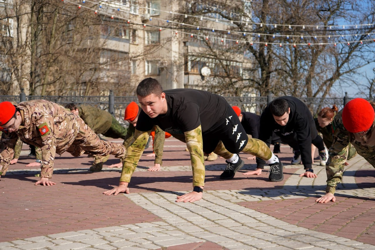 "Юнармійці" віджимаються під час спортивно-оздоровчого заходу. Бердянськ, 29 лютого 2024р.