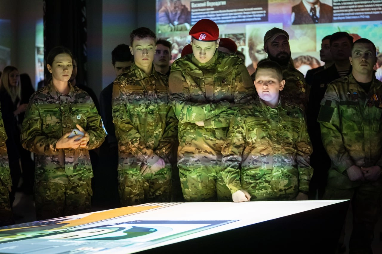 Українські діти з окупованої частини Запорізької області беруть участь у зустрічі та інформаційному заході, організованому проросійським парамілітарним підрозділом спеціального призначення «Спарта». Бердянськ, 23 лютого 2024 р.