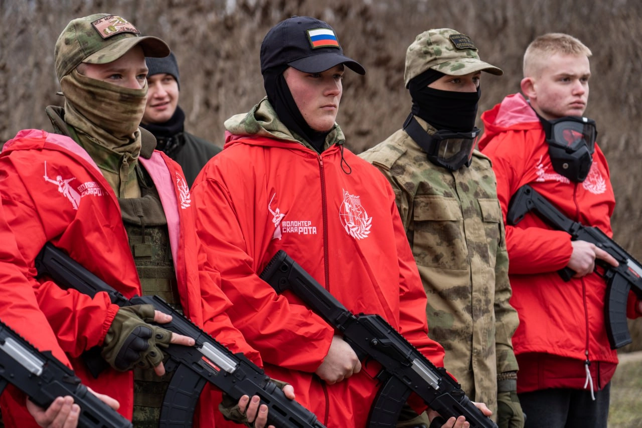 Члени пейнтбольної команді "Юнармії Запоріжжя" перед грою з командою "Добровольчого молодіжного загону". У двох раундах команди по черзі атакували й захищалися. 17 лютого 2024 р.
