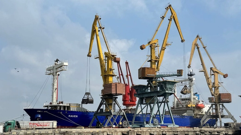 Морські порти України у квітні обробили 6 млн тонн вантажів