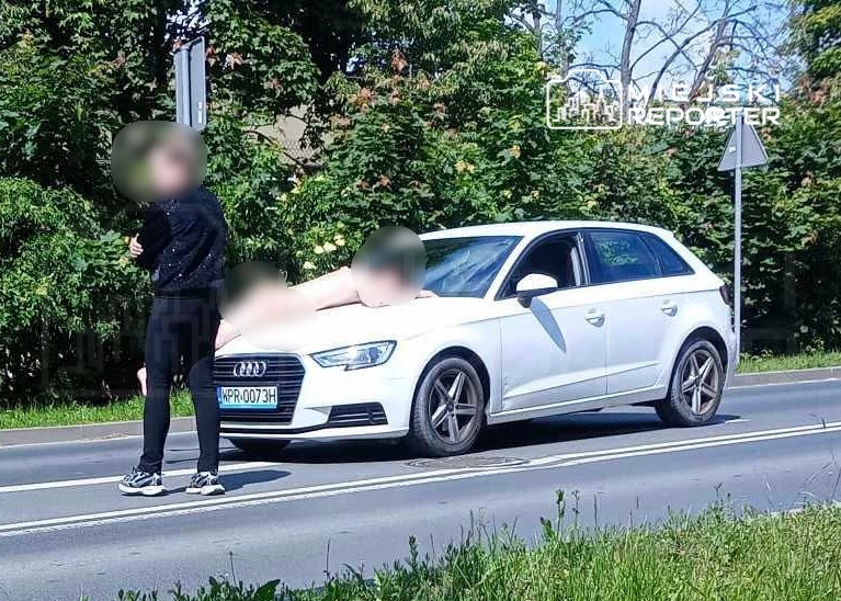 У Польщі оголений українець стрибнув на авто та кричав на людей