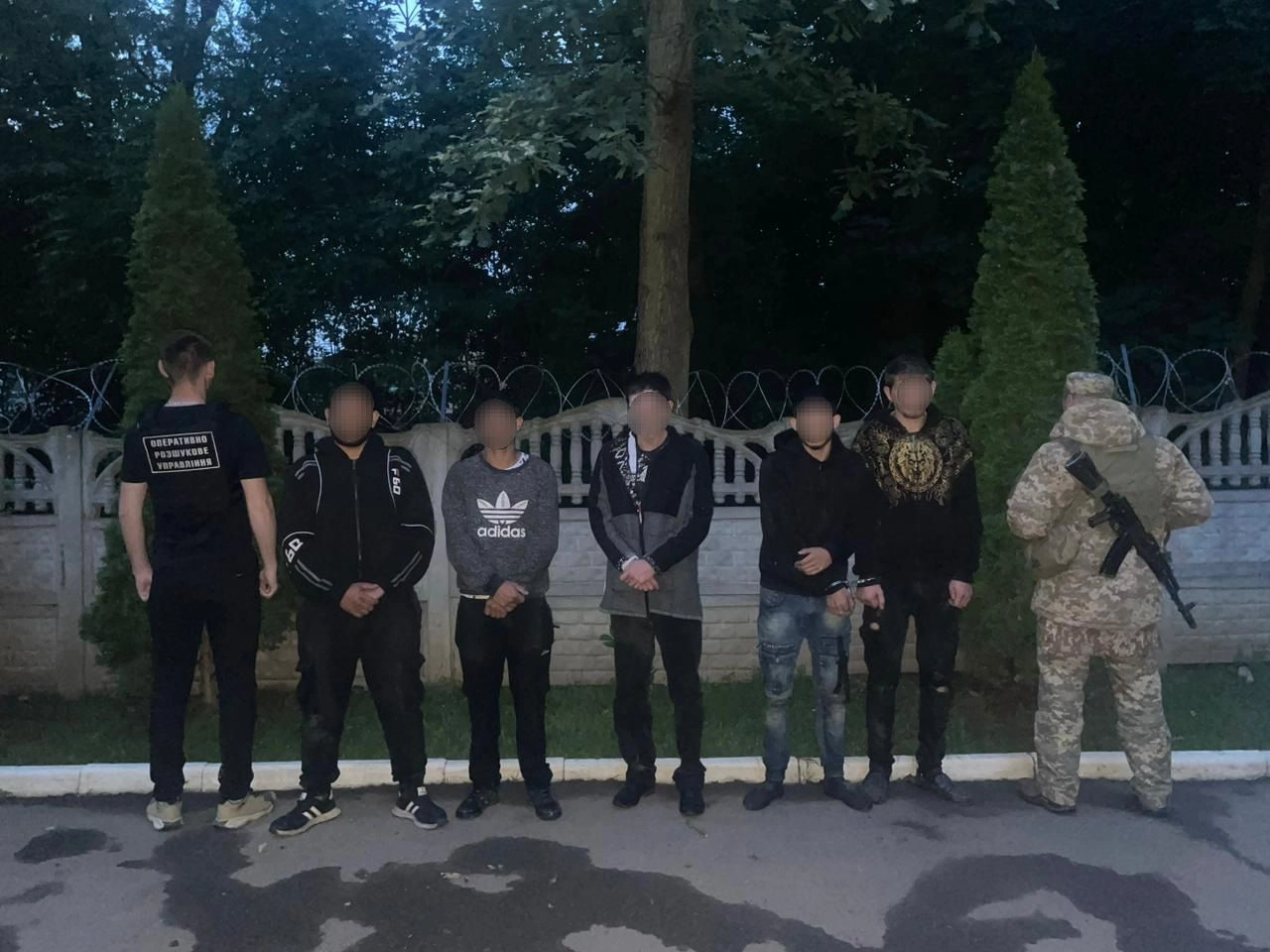 На Закарпатті прикордонники затримали групу чоловіків, які намагалися втекти до Словаччини