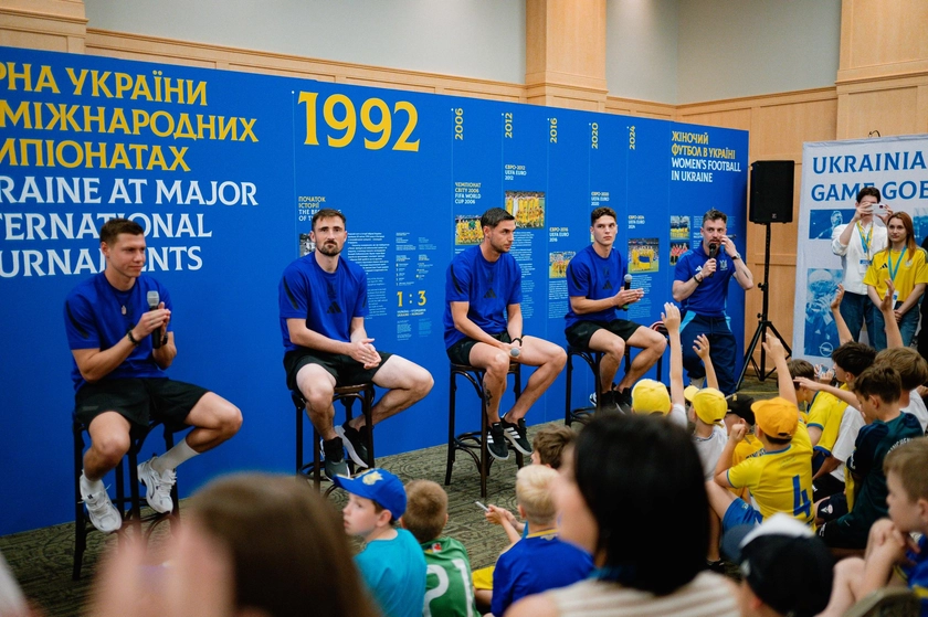 Українські футболісти зустрілися з діаспорою у Канаді