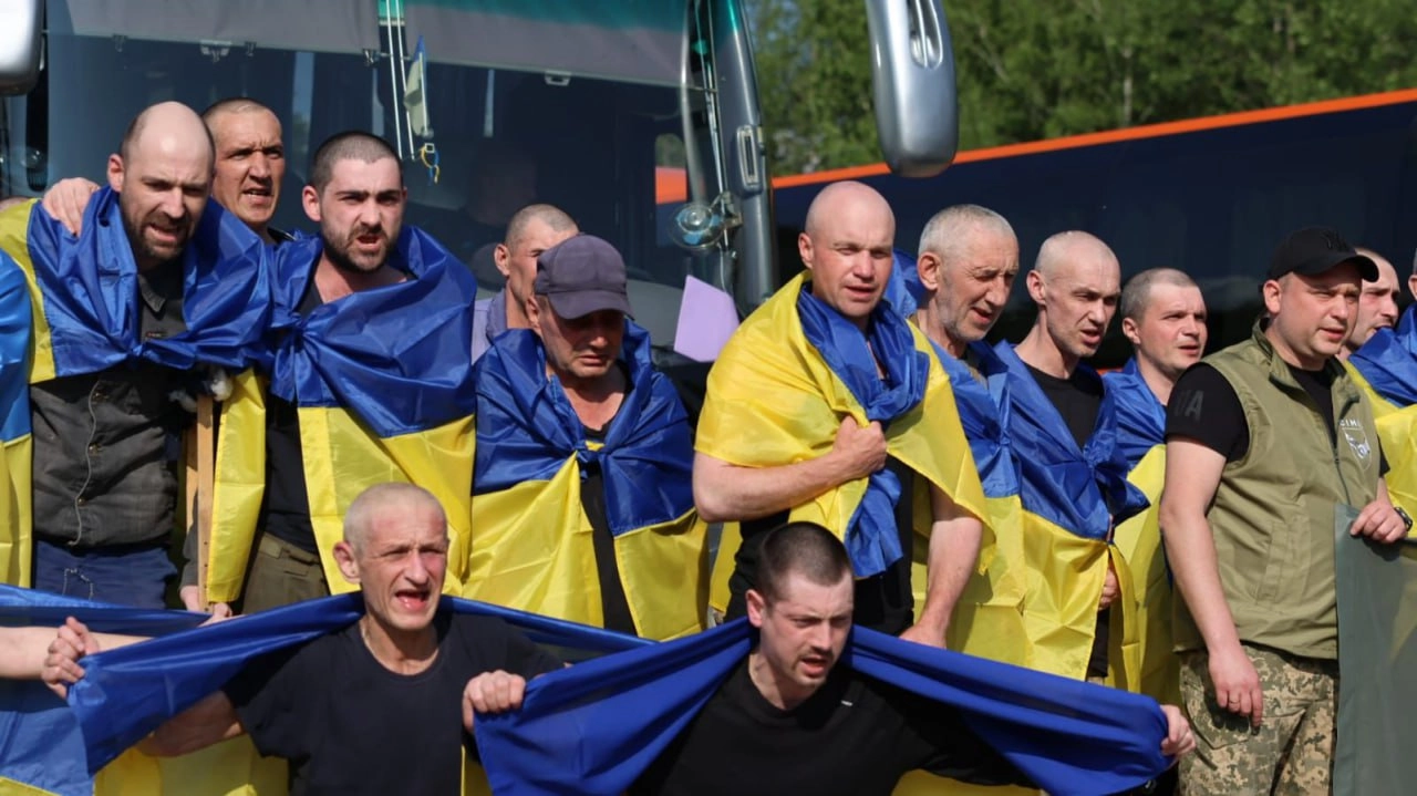 Wounded Ukrainian POWs, Including Mariupol Defenders, Freed in Latest Exchange With Russia