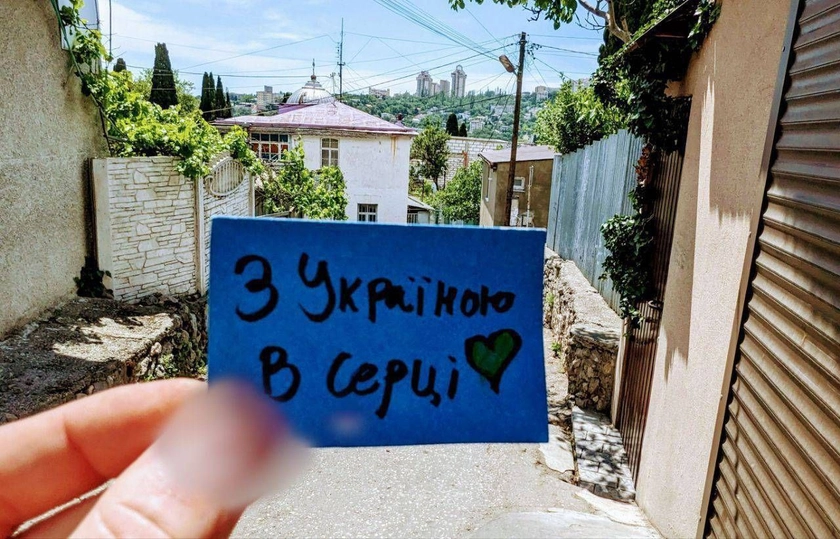 У містах окупованого Криму активісти поширили нові символи спротиву