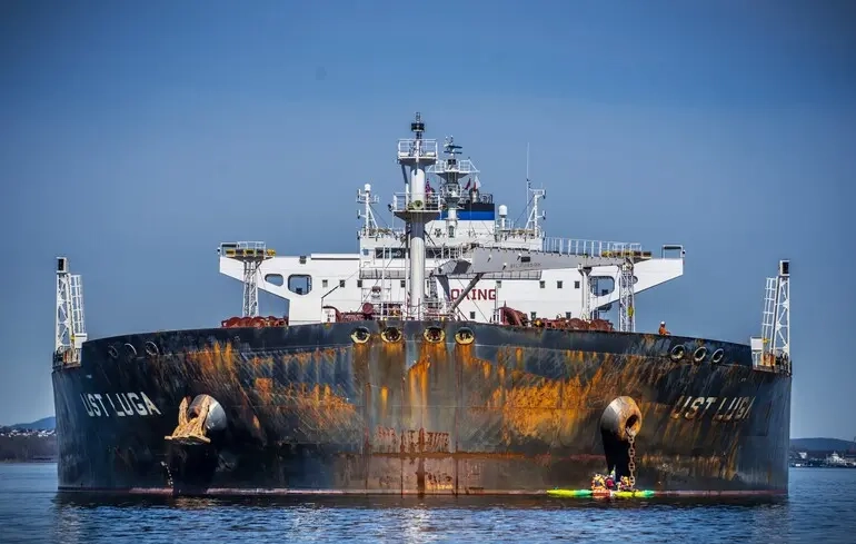 Росія незаконно перевалює нафту в морі поблизу Греції та Кіпру
