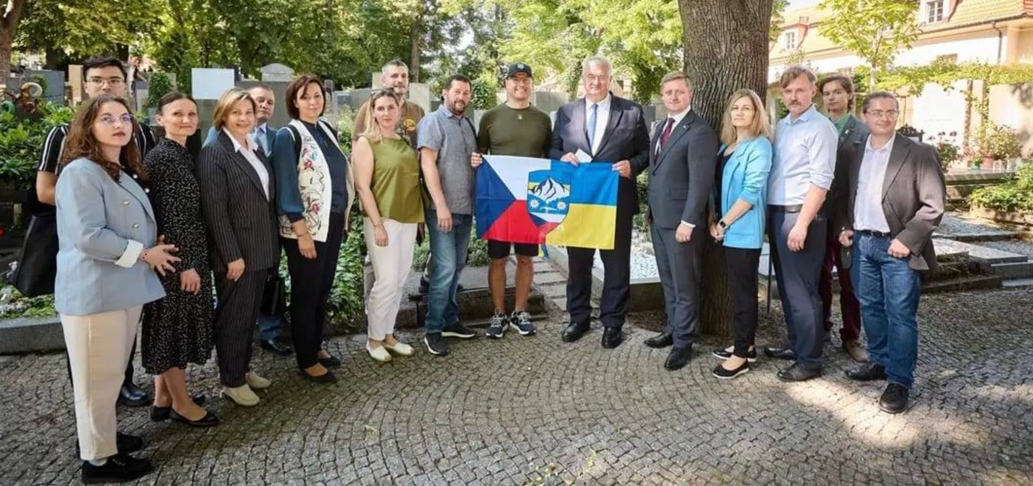 Українська діаспора передала очільнику МЗС Сибізі прапор від волонтерів трьох країн