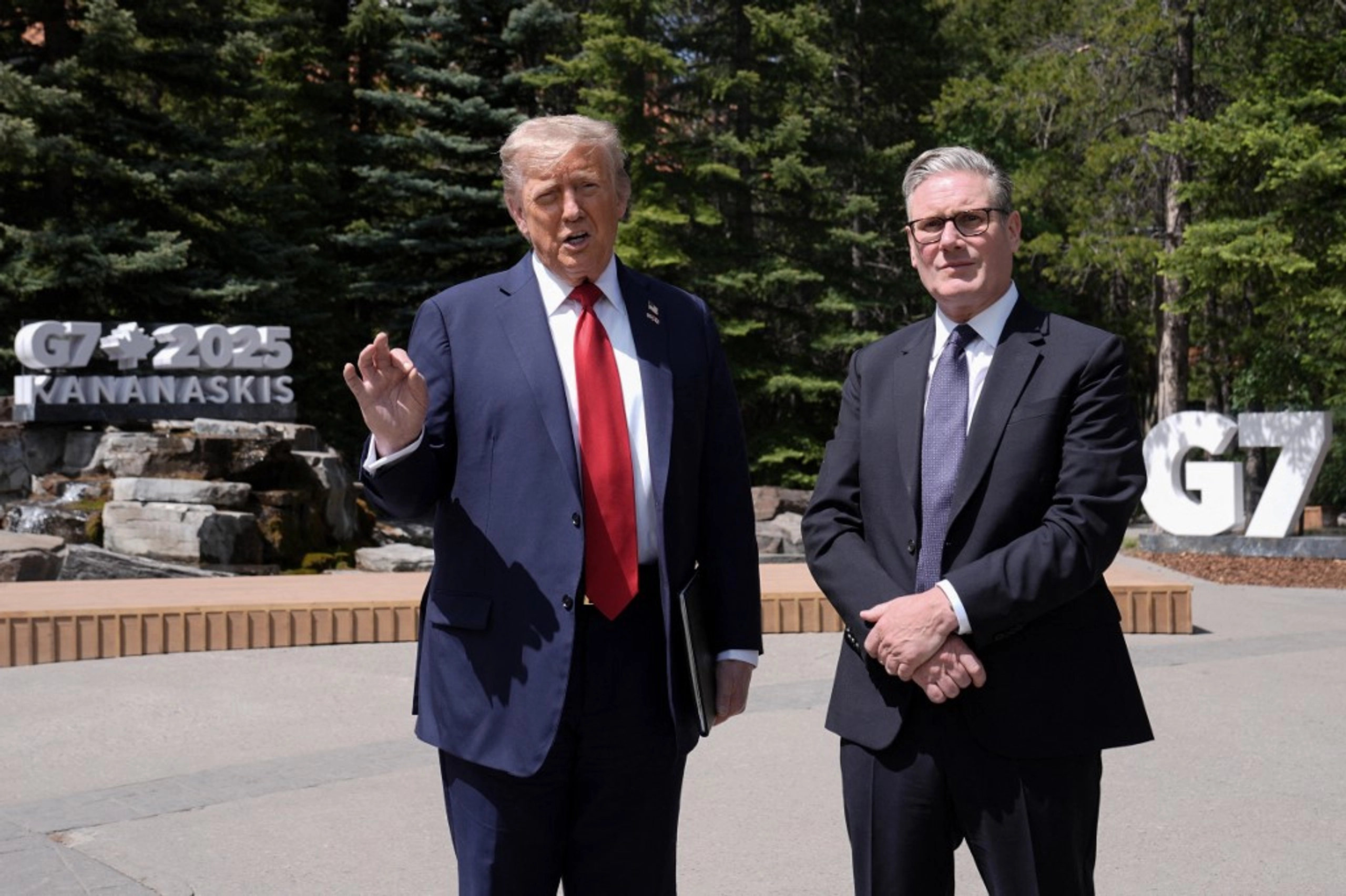 Trump noemt de uitzetting van Rusland uit de G8 een 'vergissing' terwijl leiders elkaar ontmoeten