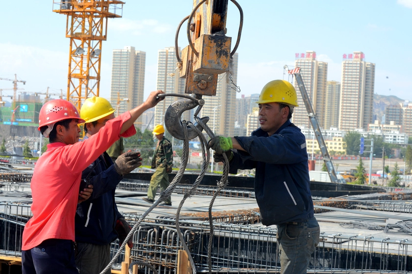 Russia Hires Thousands From China, India, Turkey Amid War-Fueled Labor Shortage