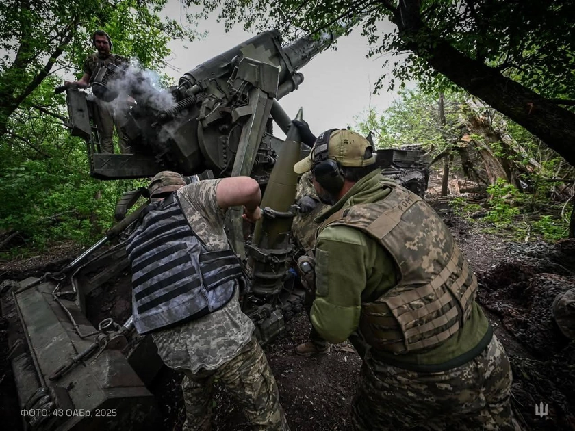 На Донеччині ворог намагається просунутися на трьох напрямках, - Сирський