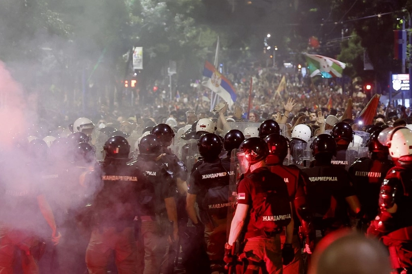 У Сербії поліція знесла барикади антиурядових протестувальників