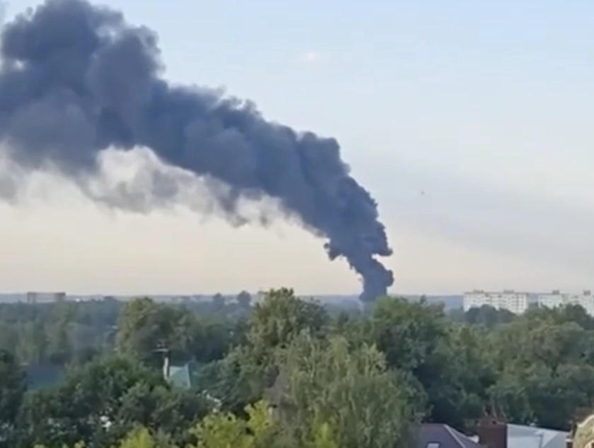Безпілотники налетіли на Азовський оптико-механічний завод у Росії