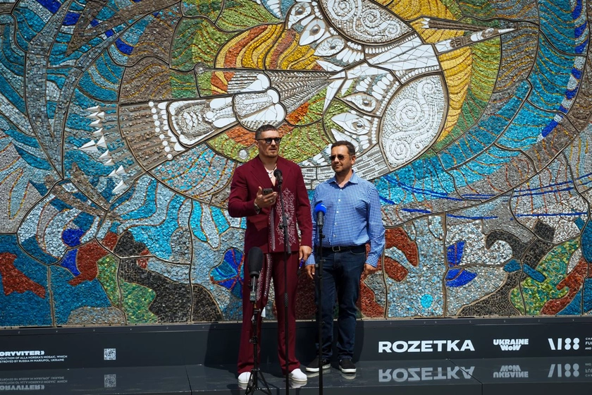 У Лондоні Усик презентував легендарну мозаїку «Боривітер» та закликав до відбудови України