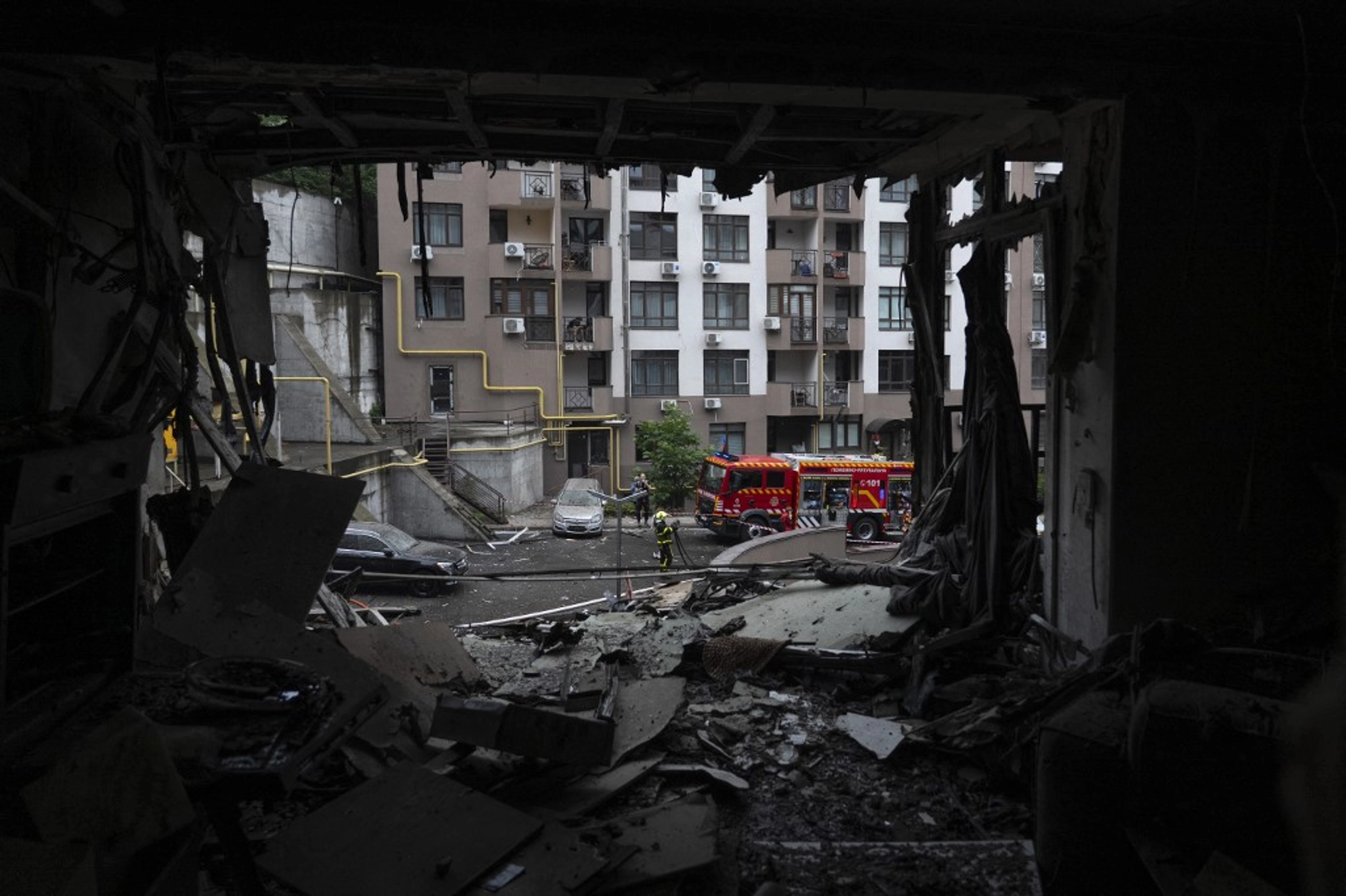 Russia Pounds Ukraine With Massive Overnight Strike – One Dead, Kyiv Choked by Smoke, Metro Station Hit