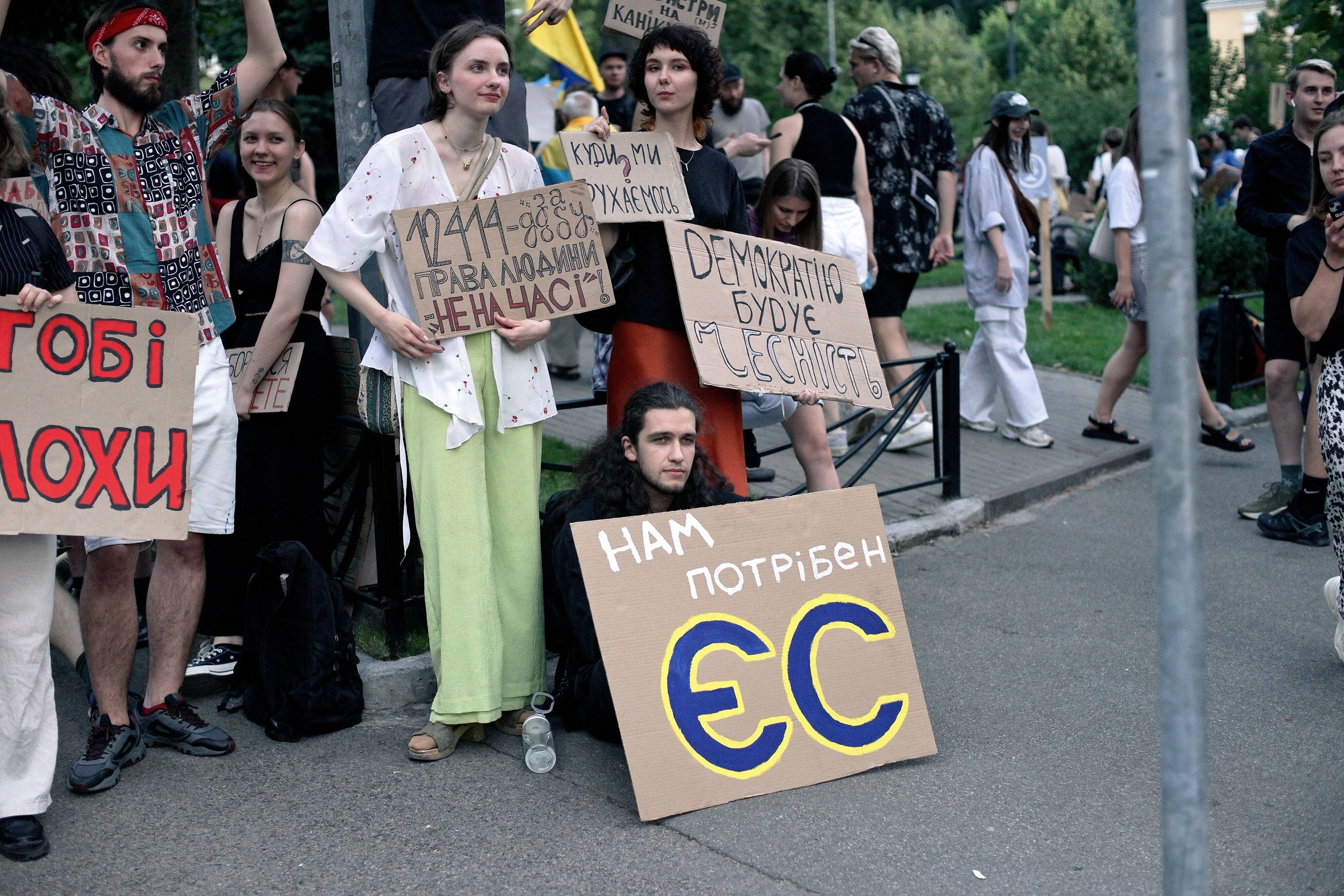 Many Young Men Seen at Protest Rallies in Ukraine – Why Aren’t They at the Front?
