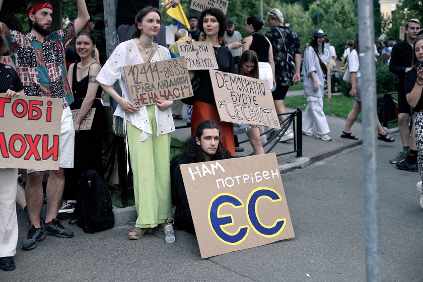 Many Young Men Seen at Protest Rallies in Ukraine – Why Aren’t They at the Front?