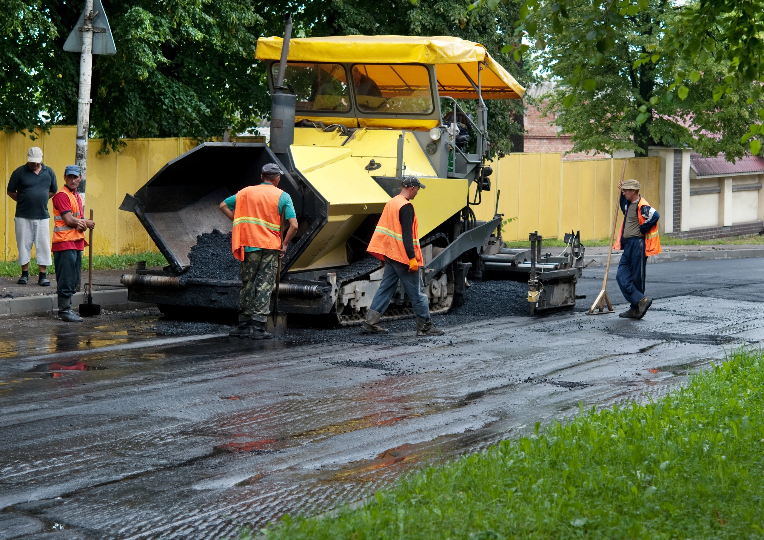 У Києві п’ятьох посадовців підозрюють у розтраті 1,6 млн грн на ремонті доріг