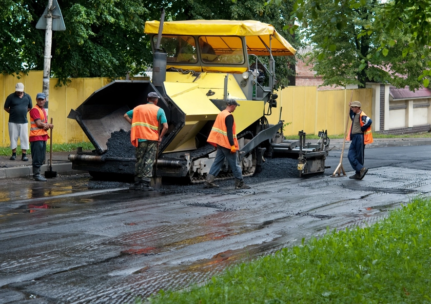У Києві п’ятьох посадовців підозрюють у розтраті 1,6 млн грн на ремонті доріг