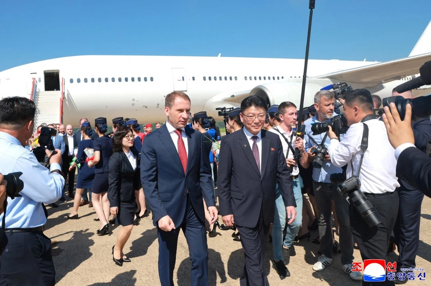 First Direct Flight From Pyongyang Lands in Moscow