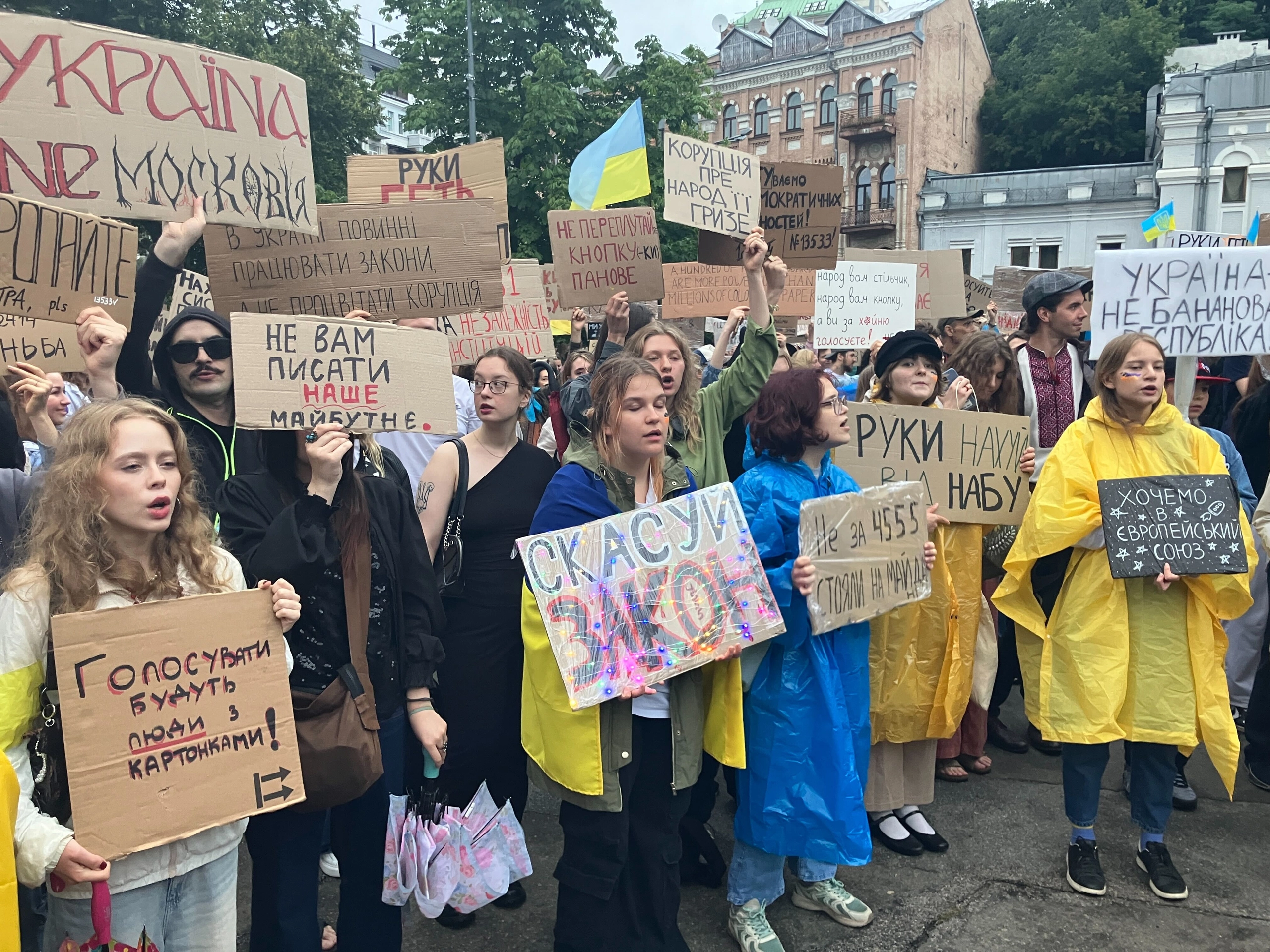 Kyiv Protesters Defy Rain to Continue Demonstration Against Zelensky’s Anti-Corruption Rollback