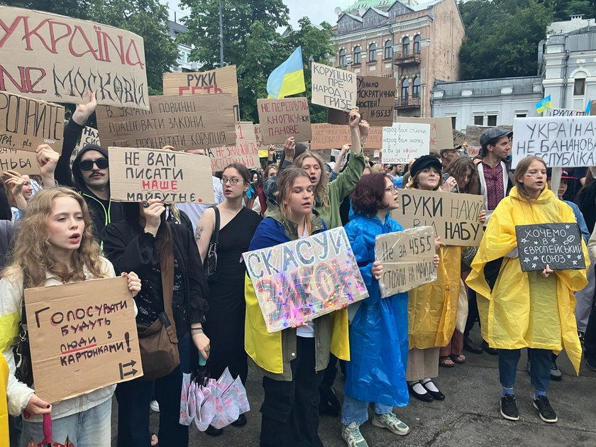 Kyiv Protesters Defy Rain to Continue Demonstration Against Zelensky’s Anti-Corruption Rollback