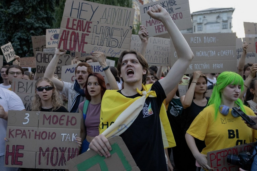 Українці протестують, Зеленський слухається